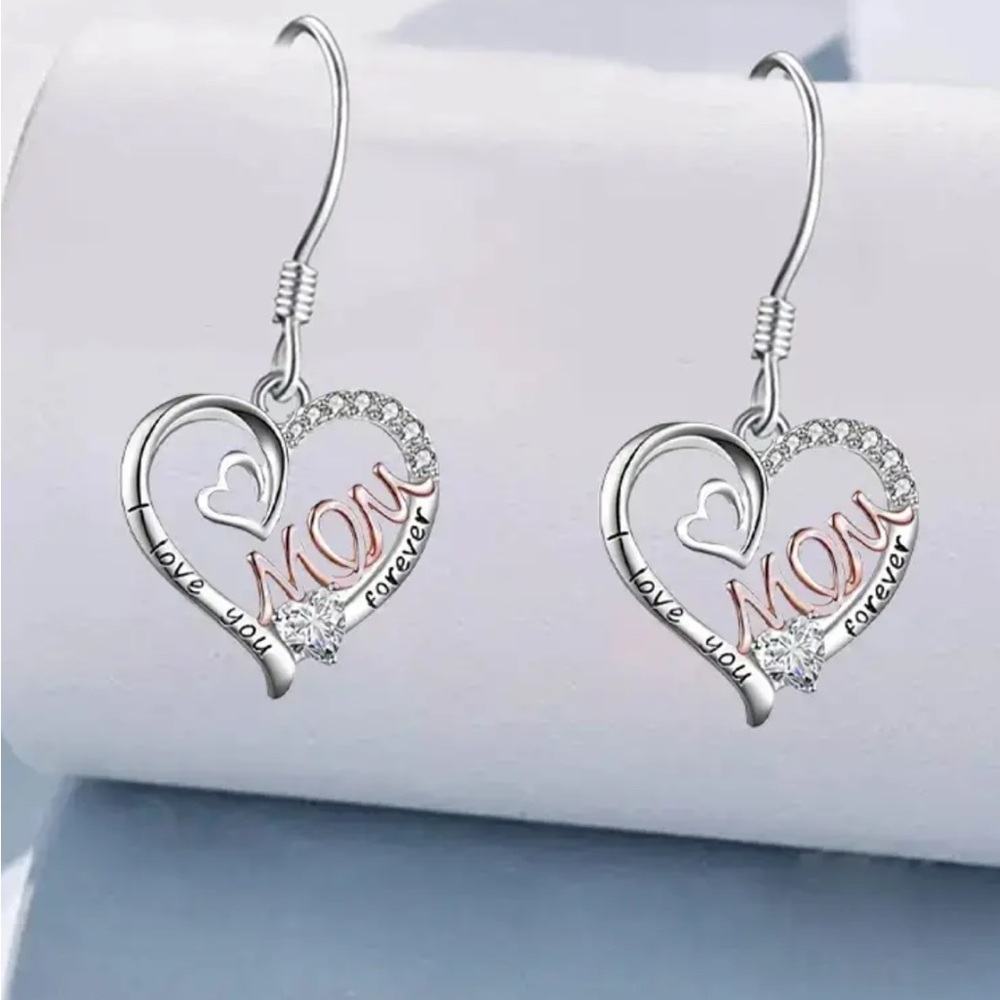 NWT Mom heart shaped silver earrings